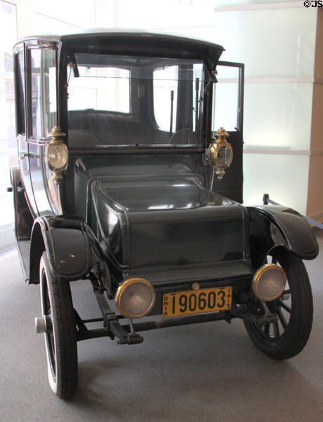 Rauch & Lang Model J6 Coach (1916) from Cleveland, OH at Crawford Auto Aviation Museum of Cleveland History Center. Cleveland, OH.