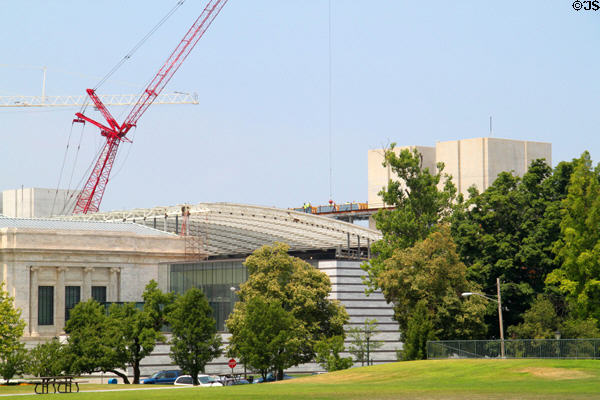 Construction (2010) of arched atrium filling center of Cleveland Museum of Art. Cleveland, OH. Architect: Rafael Viñoly.