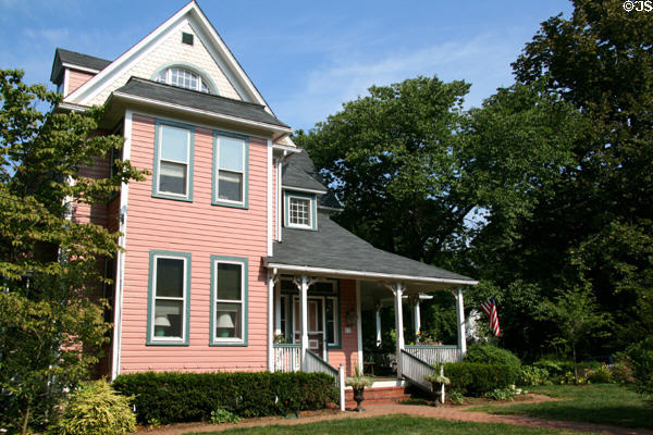 Queen Anne-style house (21 Wirt St. NW). Leesburg, VA.
