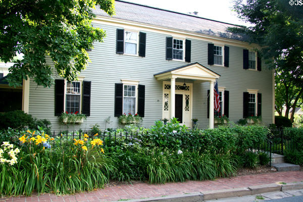 Wooden Federal-style house (20 North St. NW). Leesburg, VA.