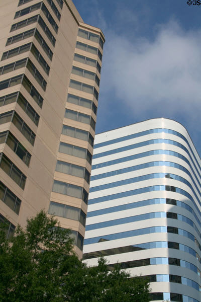 James Center's (1987) Omni Hotel (18 floors) (100-120 South 12th St.) & Wachovia Bank (21 floors) (1021 E. Cary St.). Richmond, VA. Architect: Odell & Assoc..